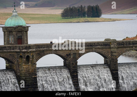 Travasi di acqua debordi Craig Goch diga e serbatoio, Elan Valley acqua, progettato per garantire un approvvigionamento sicuro di acqua fresca , fornito da una gravità alimentata acquedotto alla città di Birmingham, circa 70 miglia ad est. Dicembre giornata invernale, Powys Mid Wales, Regno Unito Foto Stock