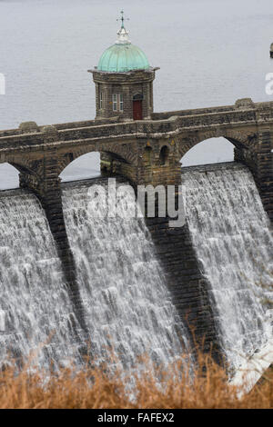 Travasi di acqua debordi Craig Goch diga e serbatoio, Elan Valley acqua, progettato per garantire un approvvigionamento sicuro di acqua fresca , fornito da una gravità alimentata acquedotto alla città di Birmingham, circa 70 miglia ad est. Dicembre giornata invernale, Powys Mid Wales, Regno Unito Foto Stock