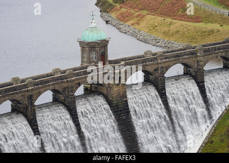 Travasi di acqua debordi Craig Goch diga e serbatoio, Elan Valley acqua, progettato per garantire un approvvigionamento sicuro di acqua fresca , fornito da una gravità alimentata acquedotto alla città di Birmingham, circa 70 miglia ad est. Dicembre giornata invernale, Powys Mid Wales, Regno Unito Foto Stock