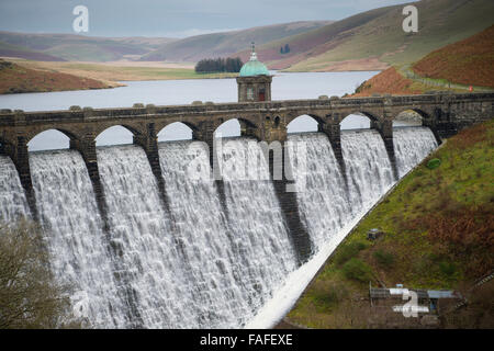 Craig Goch diga e serbatoio, Elan Valley acqua, progettato per garantire un approvvigionamento sicuro di acqua fresca , fornito da una gravità alimentata acquedotto alla città di Birmingham, circa 70 miglia ad est. Dicembre giornata invernale, Powys Mid Wales, Regno Unito Foto Stock