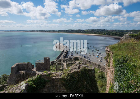 Royal Bay di Grouville vista dal Castello di Mont Orgueil, Jersey, Isole del Canale Foto Stock