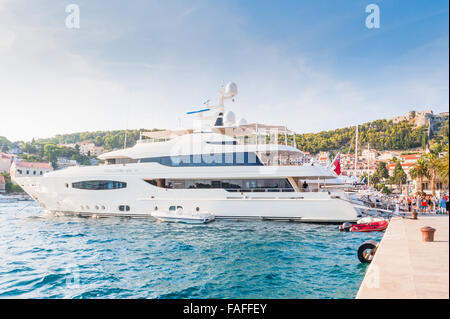 Yacht e Barche di attracco al porto sull'isola di Hvar, parte di split-dalmatia county, Croazia Europa Foto Stock