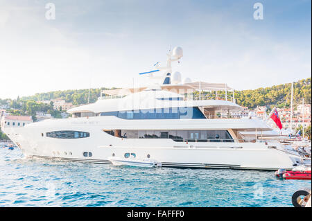 Yacht e Barche di attracco al porto sull'isola di Hvar, parte di split-dalmatia county, Croazia Europa Foto Stock