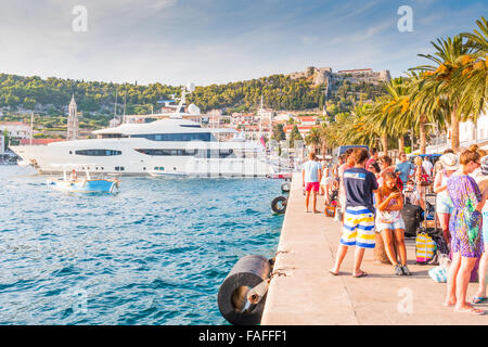 Yacht e Barche di attracco al porto sull'isola di Hvar, parte di split-dalmatia county, Croazia Europa Foto Stock