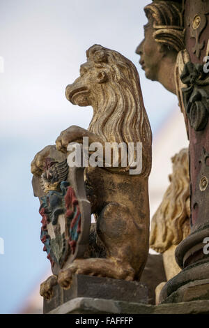 Statua di un leone su San Giorgio di Trevi a Rothenburg ob der Tauben Foto Stock