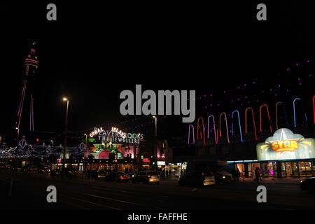 Notte vista obliqua Central Promenade, con il traffico, Attrazione a Coral Island e torre rossa, Luminarie di Blackpool, Regno Unito Foto Stock