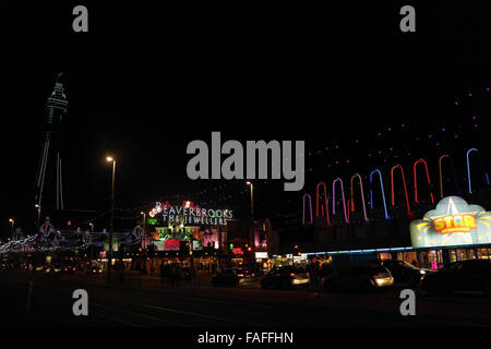 Notte vista obliqua Central Promenade, con il traffico, Attrazione a Coral Island e Torre Verde, Luminarie di Blackpool, Regno Unito Foto Stock