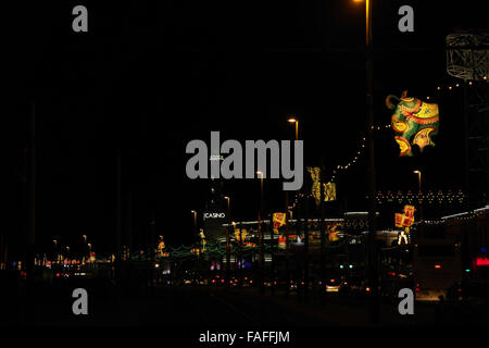 Vista notturna Concertina Critters sopra promenade al traffico di Nickelodeon immagini e Pleasure Beach Casino, Luminarie di Blackpool Foto Stock