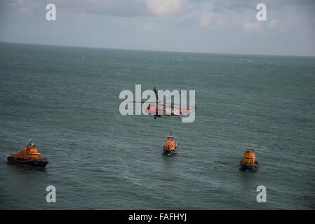 Le scialuppe di salvataggio, le scialuppe di salvataggio Lizard, Falmouth & Penlee e 771 squadroni al largo della stazione delle scialuppe di salvataggio a Kilcobben Cove oggi. Questa potrebbe essere l'ultima volta che gli equipaggi possono allenarsi con gli equipaggi di ricerca e salvataggio dello squadrone 771 RNAS Culdrose. Cornovaglia Regno Unito 29-12-2015 credito: kathleen White/Alamy Live News Foto Stock