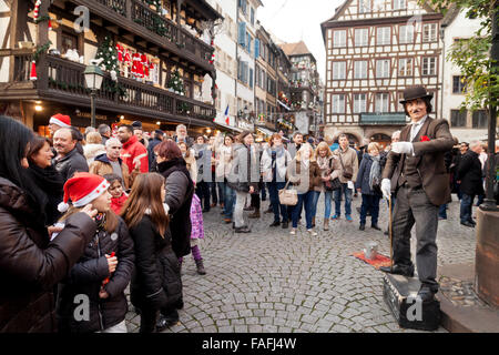 A Charlie Chaplin imitatore, street intrattenitore, attirare una folla di Strasburgo Vecchia, Alsace Francia Europa Foto Stock