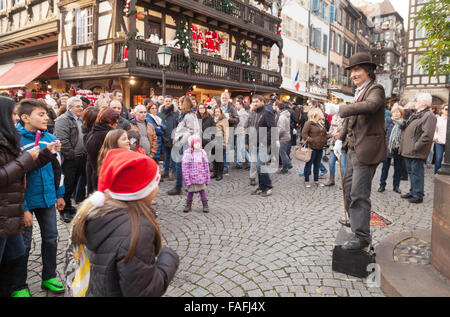 Un animatore di strada, Charlie Chaplin lookalike, attirare una folla di Strasburgo Vecchia, Alsace Francia Europa Foto Stock