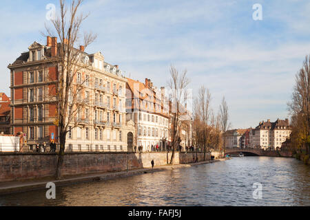 Il fiume Ill fluente attraverso Strasburgo Centro storico di Strasburgo, Alsace Francia Europa Foto Stock