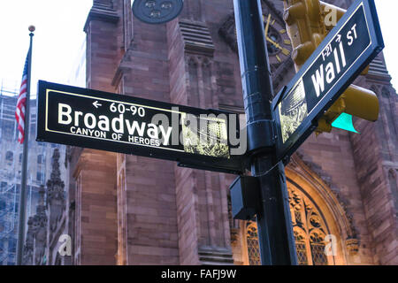 Cartello a Wall Street e Broadway a Lower Manhattan, New York, Stati Uniti d'America Foto Stock