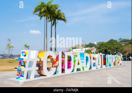 RIO DE JANEIRO, Brasile - 16 ottobre 2015: Grande segno colorato #CIDADEOLIMPICA (città olimpica) sorge in Maua Plaza. Foto Stock