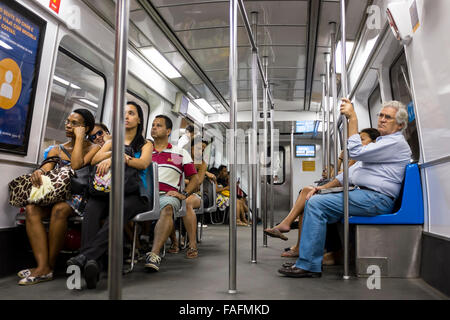 RIO DE JANEIRO, Brasile - 22 ottobre 2015: brasiliani cavalcare un relativamente vuoto sulla vettura del metro. Foto Stock