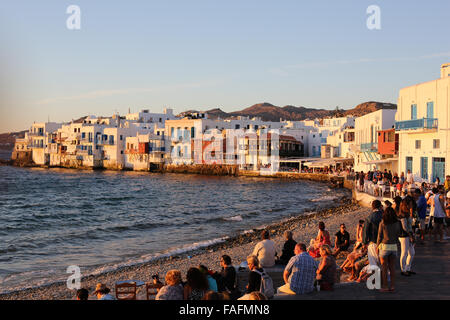 Vista sul tramonto a Mykonos Town Bay, isola greca - piccola zona Venezia Foto Stock