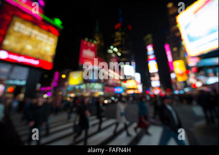 Defocalizzazione vista Times Square digital signage, traffico e vacanze folla in piombo-fino a Capodanno a New York City, Stati Uniti d'America Foto Stock