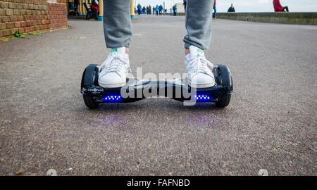 Persona che guida un HoverBoard su un sentiero pubblico, ora sono vietati in tutti i luoghi pubblici nel Regno Unito Foto Stock