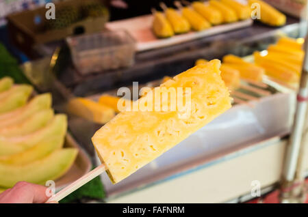 Ananas fresco su un bastone a Ameyoko strada del mercato di Taito Ward, Tokyo, Giappone Foto Stock