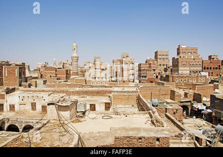 Panoramica della città vecchia di Sana'a, decorate case, palazzi, minareti, moschee, nebbia, tetti, Repubblica dello Yemen Foto Stock