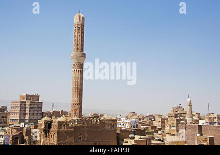 Panoramica della città vecchia di Sana'a, decorate case, palazzi, minareti, moschee, nebbia, tetti, Repubblica dello Yemen Foto Stock