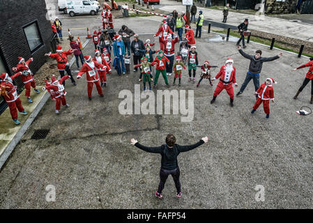 In fase di riscaldamento prima di St Michael's Ospizio. Santa Fun Run e stravaganti Sleigh Race. Hastings 2015 Foto Stock