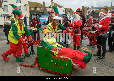 St Michael's Ospizio. Santa Fun Run e stravaganti Sleigh Race. Hastings 2015 Foto Stock