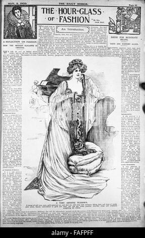 Giornale di moda donna in funzione il Daily Mirror ha pubblicato il 2 novembre 1903 Foto Stock