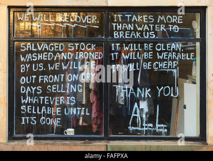 Hebden Bridge, Regno Unito. 29 Dic, 2015. Segno provocatorie nella finestra di uno dei negozi hanno devastato nel Boxing Day inondazioni in Hebden Bridge Credito: Graham Hardy/Alamy Live News Foto Stock