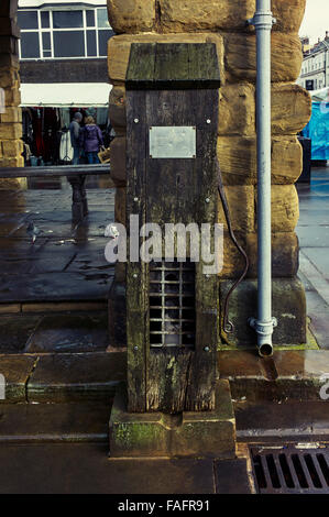 Pompa acqua nella piazza del mercato, Pontefract, Yorkshire Foto Stock