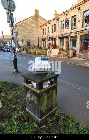 Hebden Bridge, Regno Unito. 29 Dic, 2015. Un registro di cassa distrutta nel Boxing Day inondazioni n Hebden Bridge Credito: Graham Hardy/Alamy Live News Foto Stock