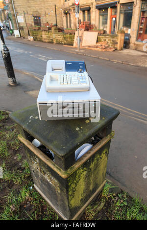 Hebden Bridge, Regno Unito. 29 Dic, 2015. Un registro di cassa distrutta nel Boxing Day inondazioni n Hebden Bridge Credito: Graham Hardy/Alamy Live News Foto Stock