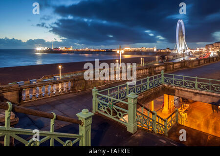 La notte scende sul lungomare di Brighton, East Sussex, Inghilterra. Foto Stock