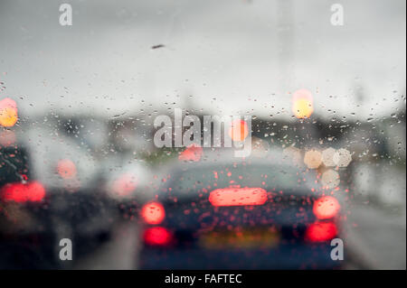 Deprimenti wet Rush Hour viaggio fermo in autostrada carrello fermo automobili autocarri con coda luci di stop posteriori bassa visibilità Foto Stock