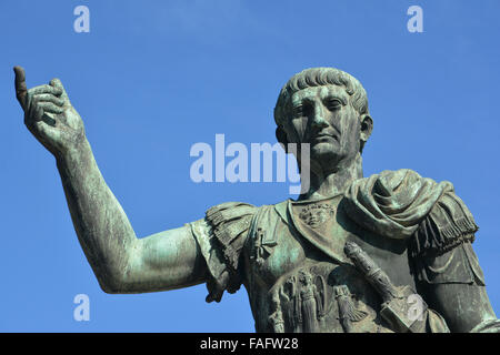 Statua di bronzo di Traiano Imperatore di Roma antica Foto Stock