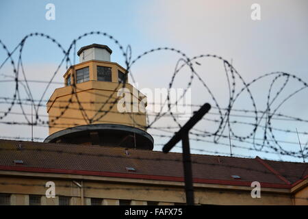 Filo spinato teso intorno le mura della prigione Foto Stock