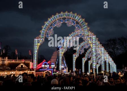 La gente al Winter Wonderland Amusement Park in Hyde Park a Londra Regno Unito durante il periodo di Natale e delle celebrazioni per il nuovo anno Foto Stock