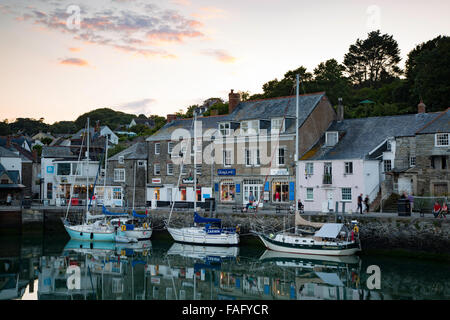 Twilight su Harbour Village di Padstow, Cornwall, Inghilterra Foto Stock