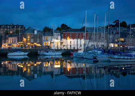 Twilight su Harbour Village di Padstow, Cornwall, Inghilterra Foto Stock