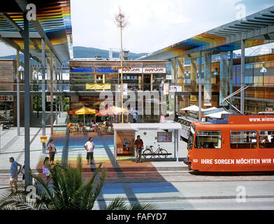 Una fermata del tram nel centro di Pichling città solare, un nuovo sobborgo di sviluppo sostenibile nella periferia di Linz, Austria. Foto Stock