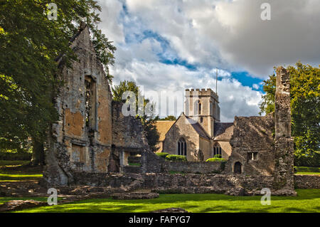 Rovine di Minster Lovell Hall in piedi accanto a St Kenelms chiesa, Minster Lovell, Inghilterra. In una giornata d'estate Foto Stock