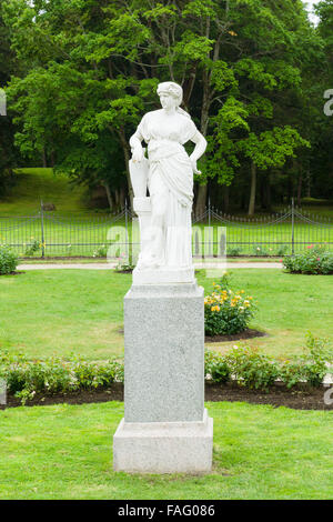 Raffinata scultura "Rebecca" nel parco botanico su agosto 01, 2015 a Palanga, Lituania. Rebecca. Foto Stock