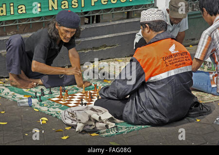 Gli uomini che giocano a scacchi in strada Foto Stock
