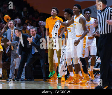 Knoxville, Tennessee, Stati Uniti d'America. 29 Dic, 2015. Tennessee banco volontari celebra durante il NCAA pallacanestro tra la University of Tennessee volontari e il Tennessee State University Tigers a Thompson Boling Arena a Knoxville TN Credito: Tim Gangloff/Cal Sport Media/Alamy Live News Foto Stock