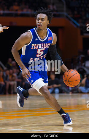 Knoxville, Tennessee, Stati Uniti d'America. 29 Dic, 2015. Tahjere McCall #5 del Tennessee State tigri rigidi per il cestello durante il NCAA pallacanestro tra la University of Tennessee volontari e il Tennessee State University Tigers a Thompson Boling Arena a Knoxville TN Credito: Tim Gangloff/Cal Sport Media/Alamy Live News Foto Stock