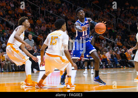 Knoxville, Tennessee, Stati Uniti d'America. 29 Dic, 2015. Demontez Loman #11 del Tennessee State tigri passa la palla durante il NCAA pallacanestro tra la University of Tennessee volontari e il Tennessee State University Tigers a Thompson Boling Arena a Knoxville TN Credito: Tim Gangloff/Cal Sport Media/Alamy Live News Foto Stock