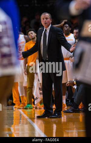 Knoxville, Tennessee, Stati Uniti d'America. 29 Dic, 2015. head coach Rick Barnes del Tennessee volontari durante il NCAA pallacanestro tra la University of Tennessee volontari e il Tennessee State University Tigers a Thompson Boling Arena a Knoxville TN Credito: Tim Gangloff/Cal Sport Media/Alamy Live News Foto Stock