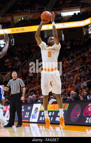 Knoxville, Tennessee, Stati Uniti d'America. 29 Dic, 2015. Kevin Punter #0 del Tennessee volontari Spara la palla durante il NCAA pallacanestro tra la University of Tennessee volontari e il Tennessee State University Tigers a Thompson Boling Arena a Knoxville TN Credito: Tim Gangloff/Cal Sport Media/Alamy Live News Foto Stock