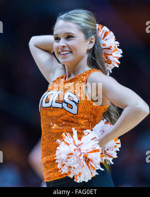 Knoxville, Tennessee, Stati Uniti d'America. 29 Dic, 2015. Tennessee volontari dance membro del team durante il NCAA pallacanestro tra la University of Tennessee volontari e il Tennessee State University Tigers a Thompson Boling Arena a Knoxville TN Credito: Tim Gangloff/Cal Sport Media/Alamy Live News Foto Stock