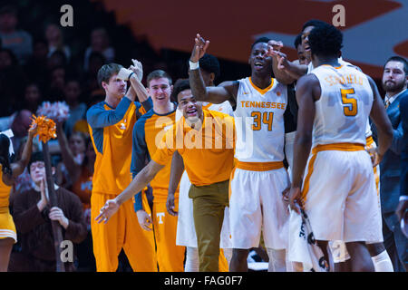 Knoxville, Tennessee, Stati Uniti d'America. 29 Dic, 2015. Tennessee banco volontari celebra vicino alla fine del gioco tra la University of Tennessee volontari e il Tennessee State University Tigers a Thompson Boling Arena a Knoxville TN Credito: Tim Gangloff/Cal Sport Media/Alamy Live News Foto Stock